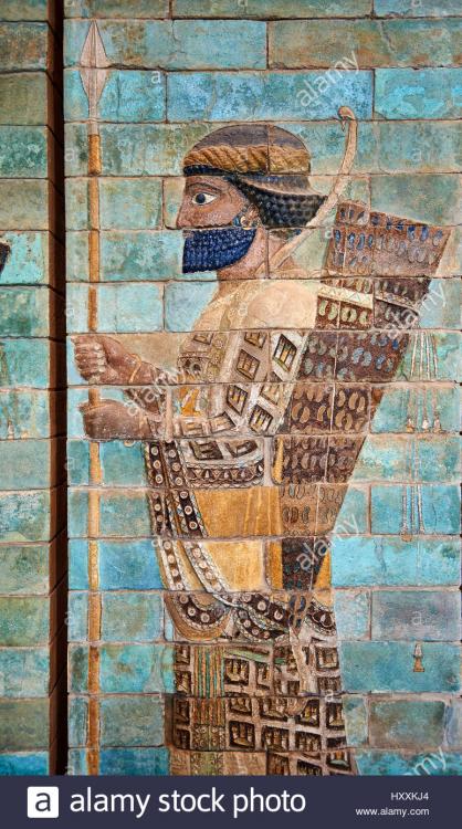 glazed-terracotta-brick-panels-depicting-achaemenid-persian-archers-HXXKJ4.jpg